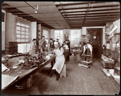 Cuisiniers décorant des œufs et des poussins de Pâques dans la cuisine de Maillard